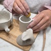 Image 3: Crea piezas de cerámica en un taller de 2 horas para hasta 8 personas