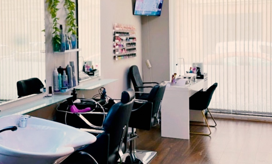 Image 2: Sesión de peluquería con opción a corte, tratamiento, tinte o mechas