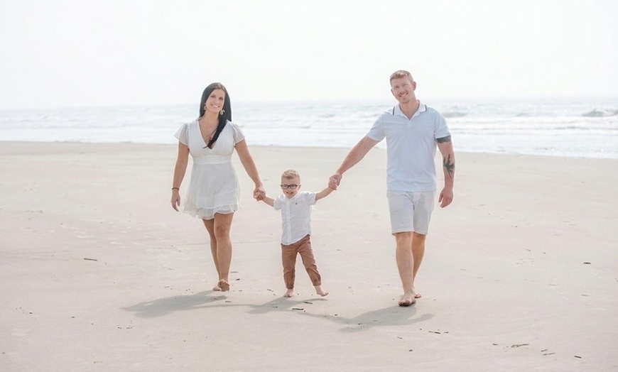 Image 5: 60-Minute Beach Family Photo Session with 15 Edited Digital Images