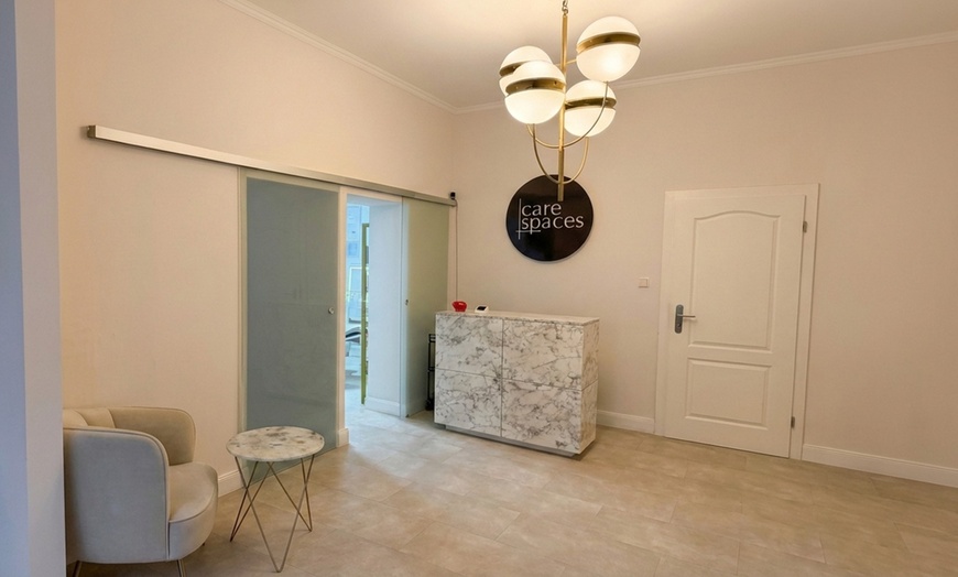 Image 2: Gesichtsbehandlung mit Mikrodermabrasion und Teilkörpermassage