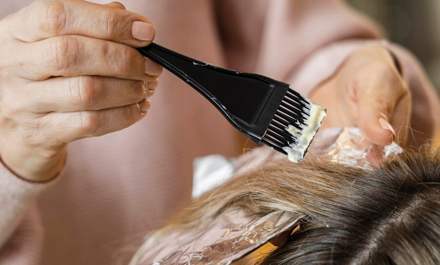 Image 4: Sesión de peluquería con lavado, corte, secado y opciones extra para 1