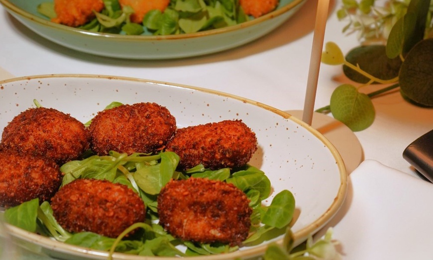 Image 4: Menú mediterráneo junto al mar para 2 o 4 con postres y bebidas