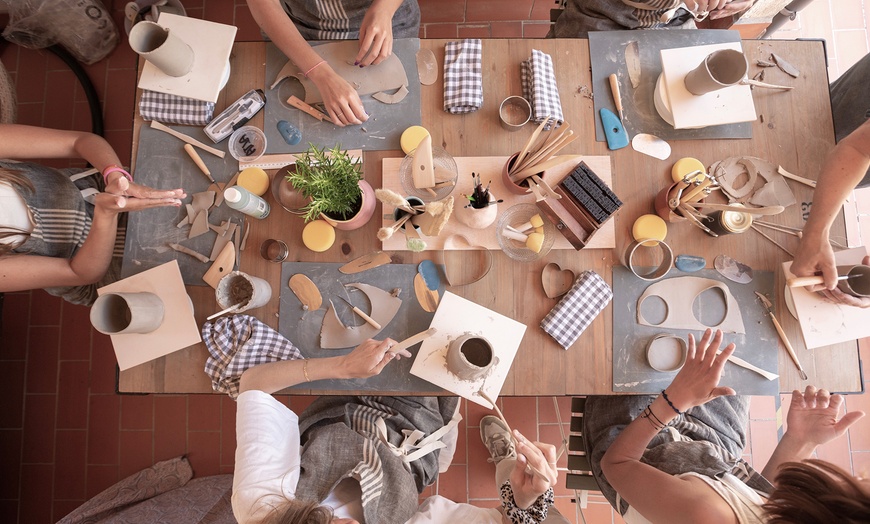 Image 3: Taller creativo de cerámica y vino Wine & Clay para 1 o 2 personas