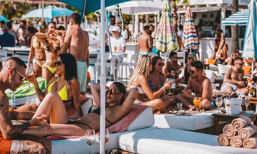 Disfruta de day pass con cama balinesa para 2 con almuerzo y bebidas