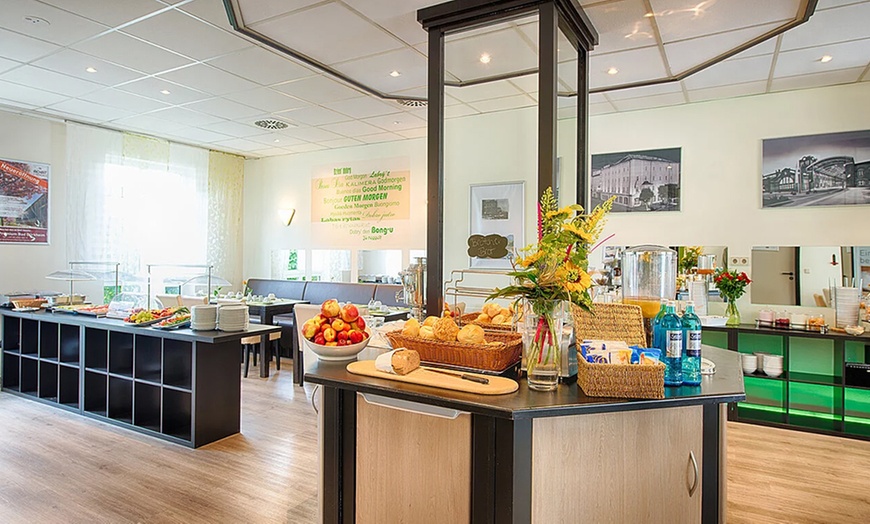 Image 2: Frühstücksbuffet inkl. 1 Glas Sekt für 2 oder 4 Personen