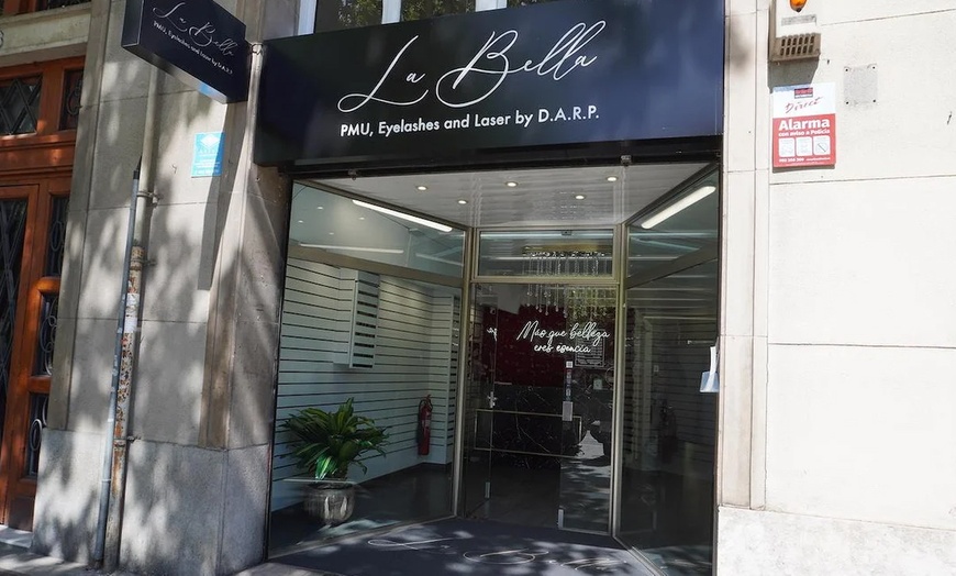 Image 8: Luce unas cejas impecables con una sesión de microshading de cejas