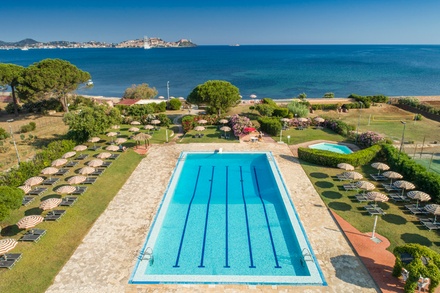 Camera doppia con mezza pensione per 2 persone: 2 notti / Dal 02/04 al 08/05 - Hotel Fabricia ****