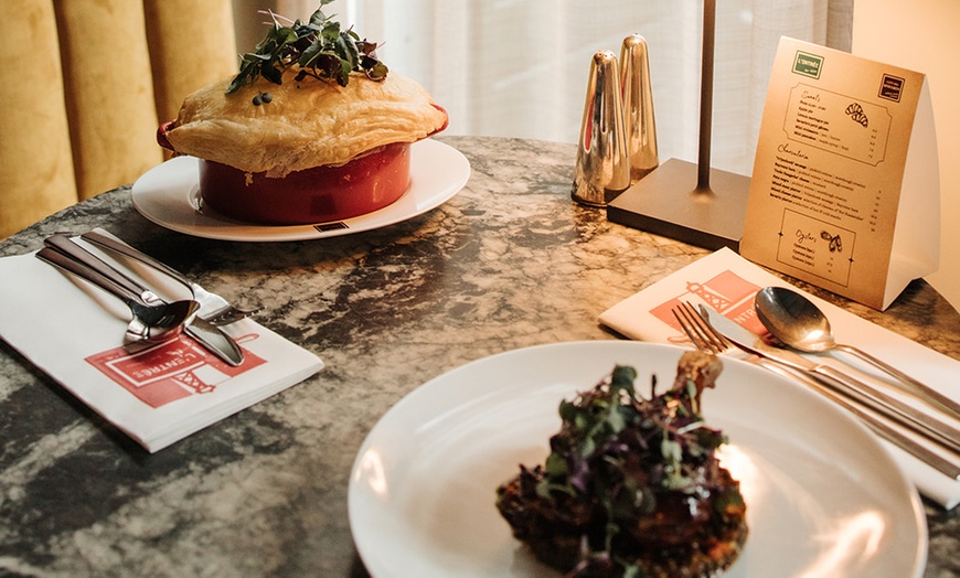 Image 10: Franse klassiekers en warme gastvrijheid in een gezellige bistro