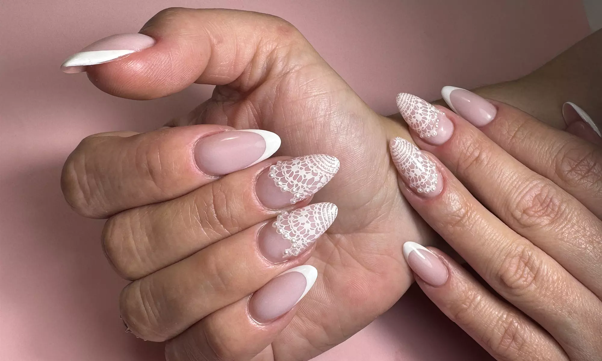 Manicure i pedicure hybrydowy dla pięknych dłoni i stóp
