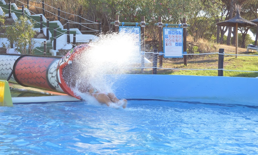 Image 2: Adrenalina y diversión en Aquópolis Cartaya: entrada júnior o adulto