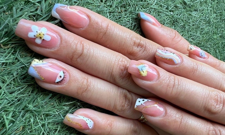 Image 5: Manicura y pedicura con esmaltado normal o semipermanente