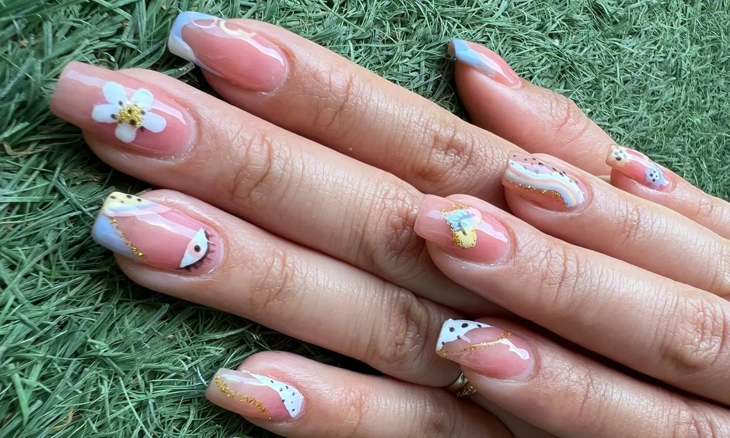 Manicura y pedicura con esmaltado normal o semipermanente