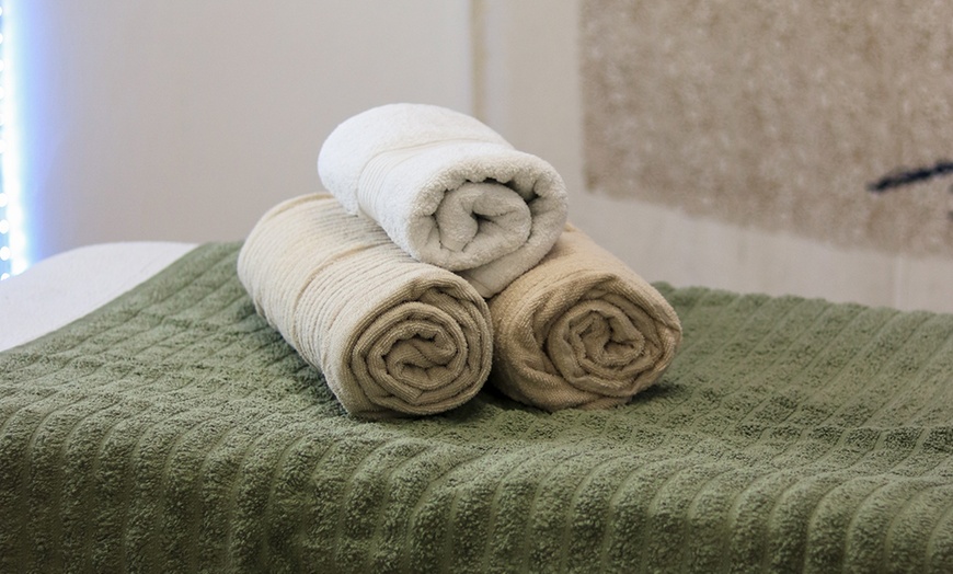 Image 4: 1 o 3 masajes a elegir de 1 h con opción a reflexología podal