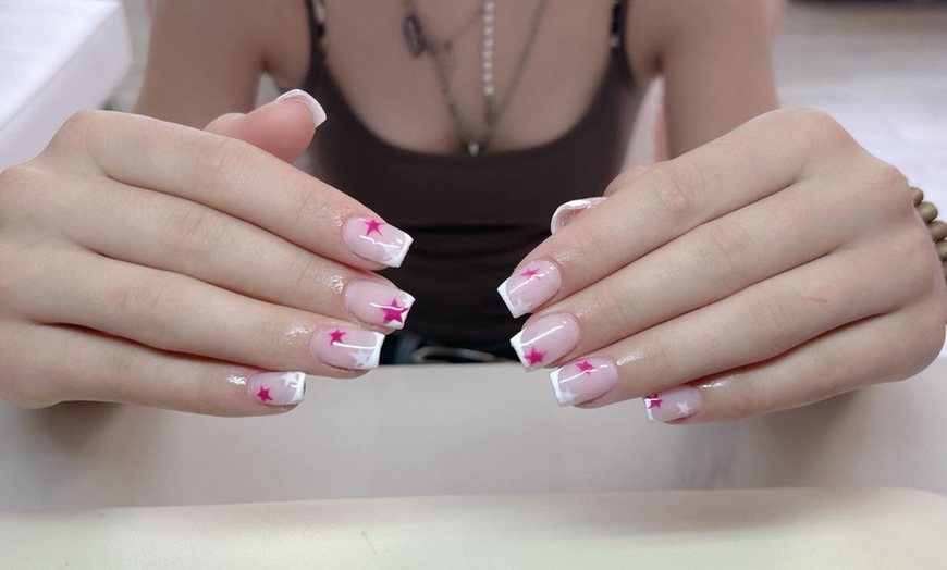 Image 10: Maniküre, optional mit Shellack oder Neumodellage für 1 Person