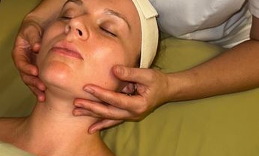 Image 4: European, Vitamin C Renewal or Customized Facial