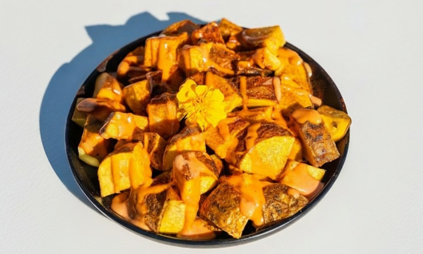 Image 3: Plan Beach con vistas al mar y opciones de menú para 2 o 4 personas