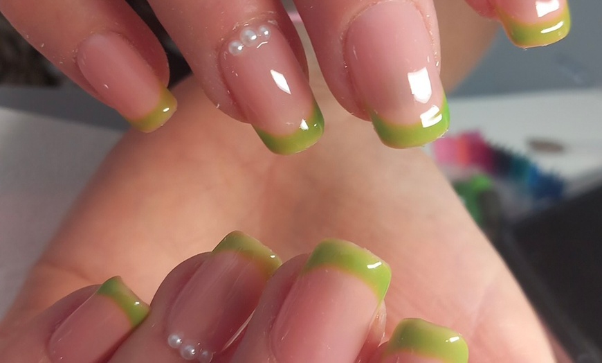 Image 2: Beauté des mains et pose de vernis semi-permanent, option extensions