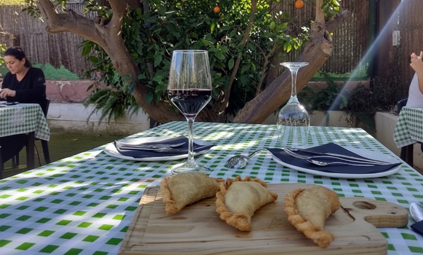 Image 8: Menú de parrillada para 2 o 4 con botella de vino en asador argentino