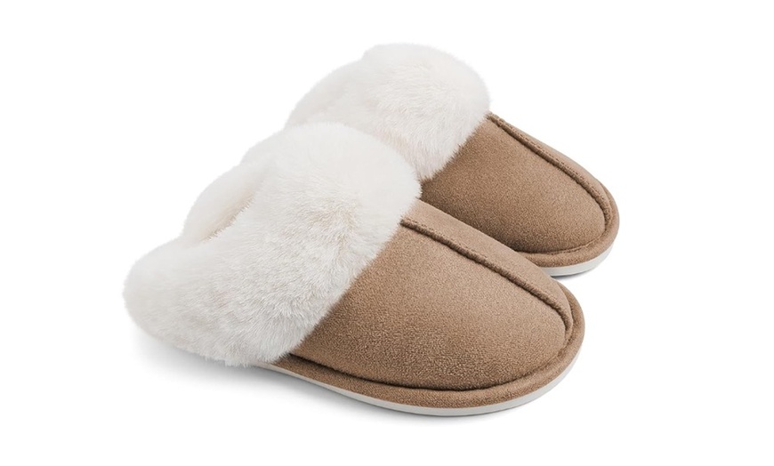 Image 3: Pantofole calde in peluche da donna