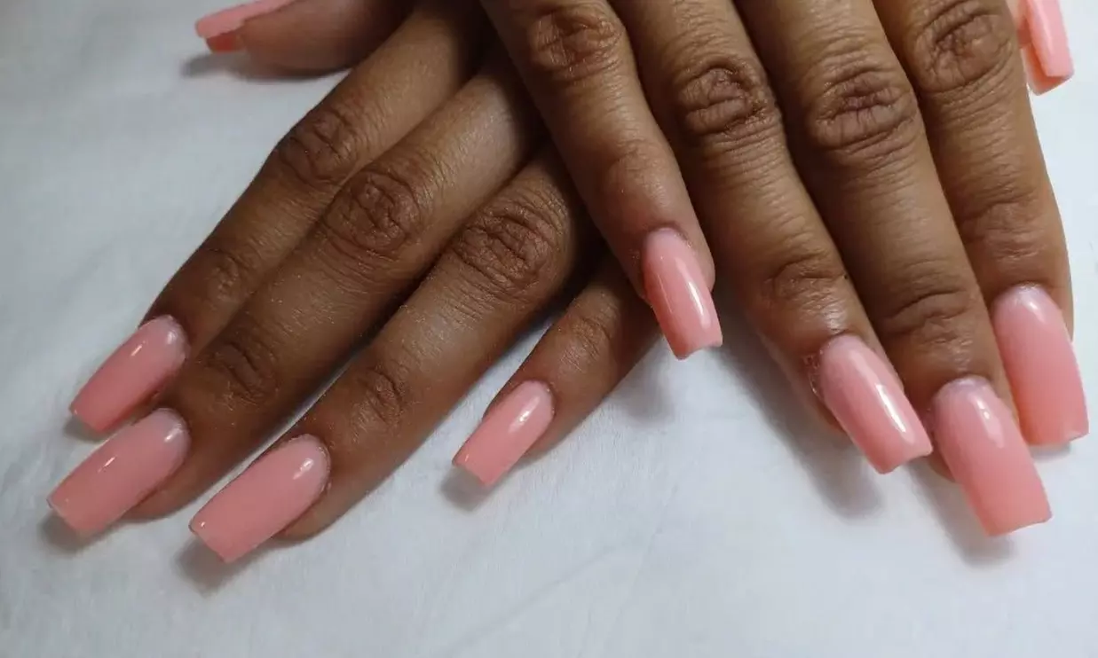 Beauté des mains et pieds : couleurs unies pour un style élégant