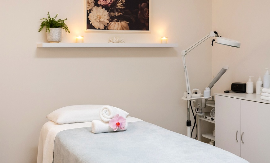 Image 2: 90-Minute 1, 3, or 5 Dubai Signature Luxury Chemical Peel Facials
