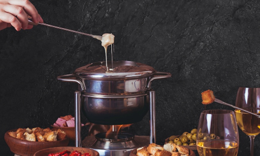 Image 2: Fondue nach Wahl für 2 oder 4 Personen in historischer Atmosphäre