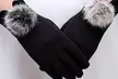 Gants tactiles et élégant Nelly avec pompon en fausse fourrure - Second Medium
