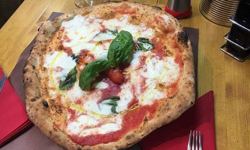 Image 10: Menu pranzo con pizza e birra