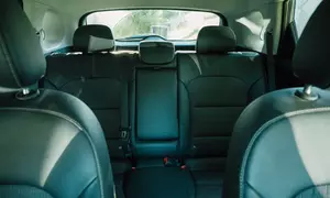 Basic / Spezial Auto-Innenraumpflege: Professionelle Dampfreinigung für 1 mittelgroßes Fahrzeug (bis 33% sparen)