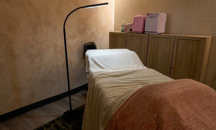 Image 3: 1 or 2 60-Min Facials with Extractions and Décolleté Treatment