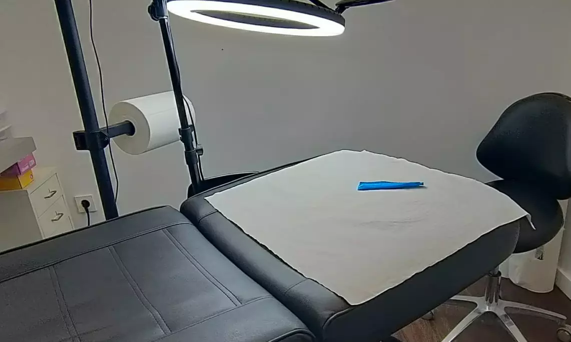 Sesión de microblading de cejas en Instituto Estético Aurora Mesas