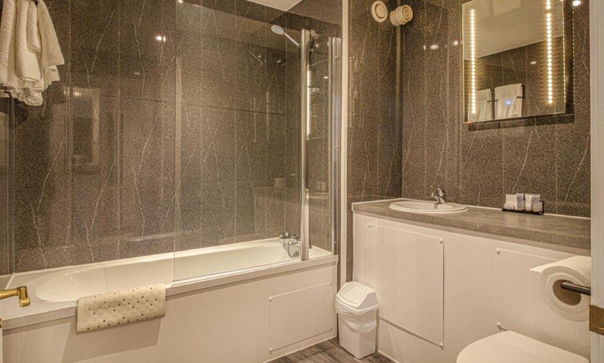 Image 20: West Yorkshire: 4* Standard Double or Twin Room with Breakfast & Wi-Fi