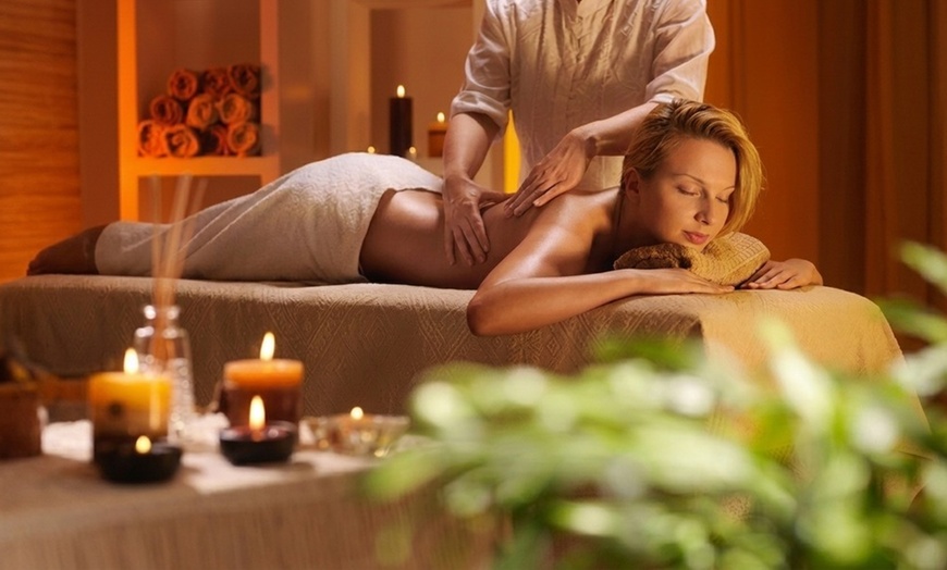 Image 2: 50-Min Relaxation/Swedish Massage with Hot Stones, Aroma & Scrub