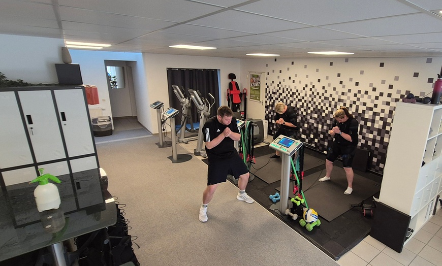 Image 4: 4 oder 8x EMS-Training inkl. Trainingsbekleidung, Handtuch & Wasser