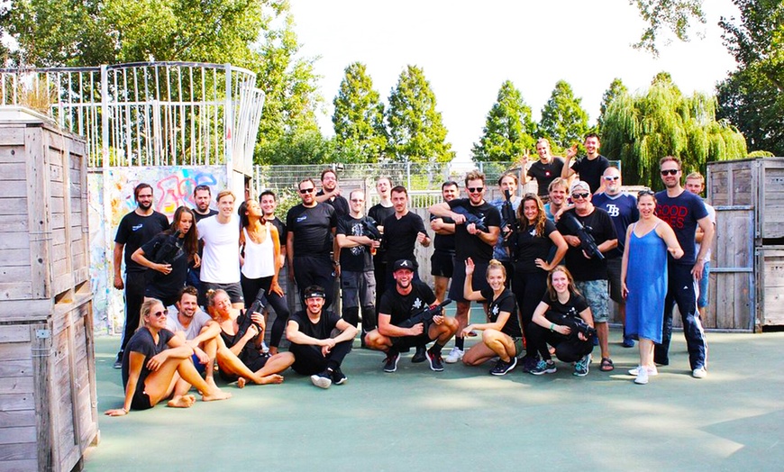 Image 2: Knallen maar: ga de strijd aan in een 900 m² lasergame-arena 