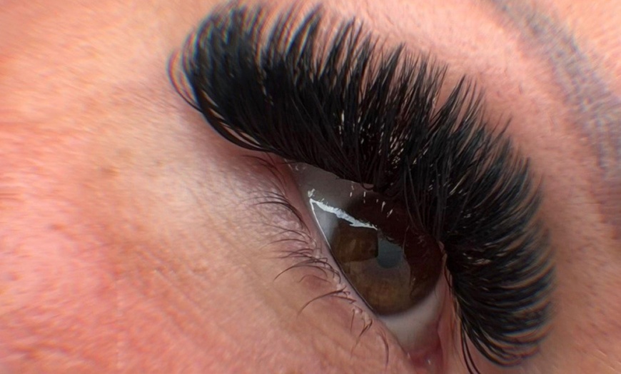 Image 4: Klassische Gesichtsbehandlung &/oder Wimpernverlängerung für 1 Person