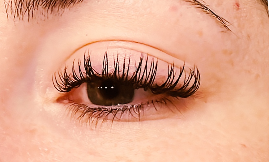 Image 3: Get a Full Set of Classic, Hybrid, or Volume Eyelash Extensions
