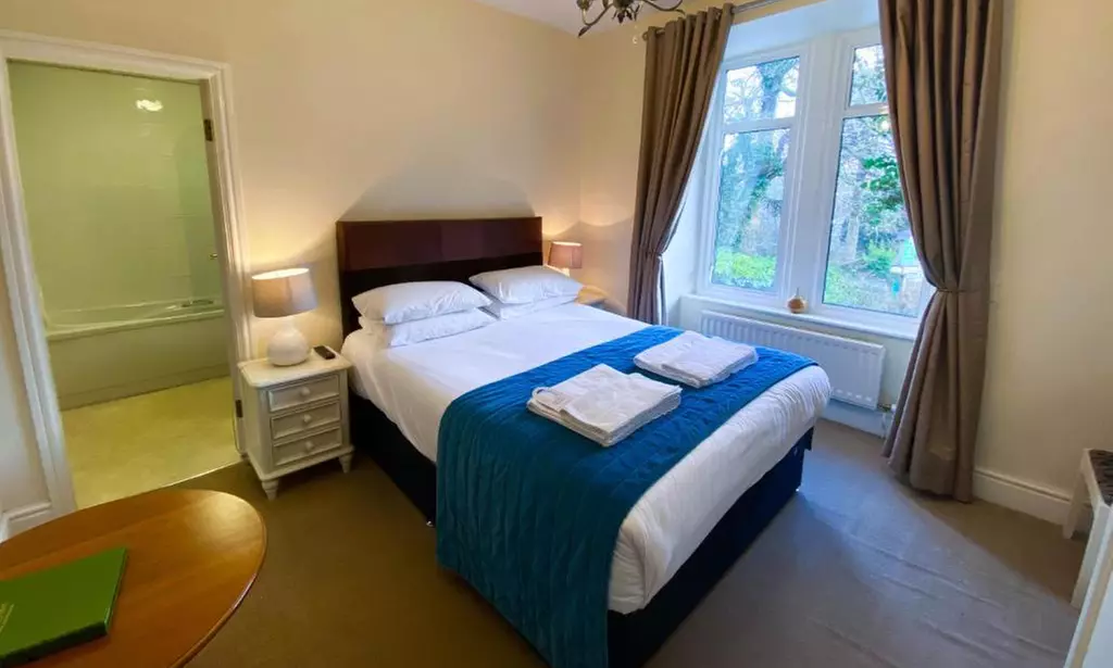 Scenic Snowdonia Escape: Overnight Stay w/ Breakfast & Hot Tub Sauna