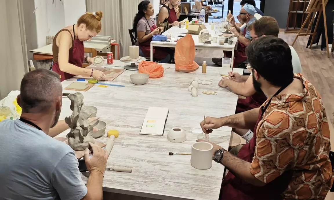 Crea y decora tu propia pieza de cerámica con barra libre y picoteo