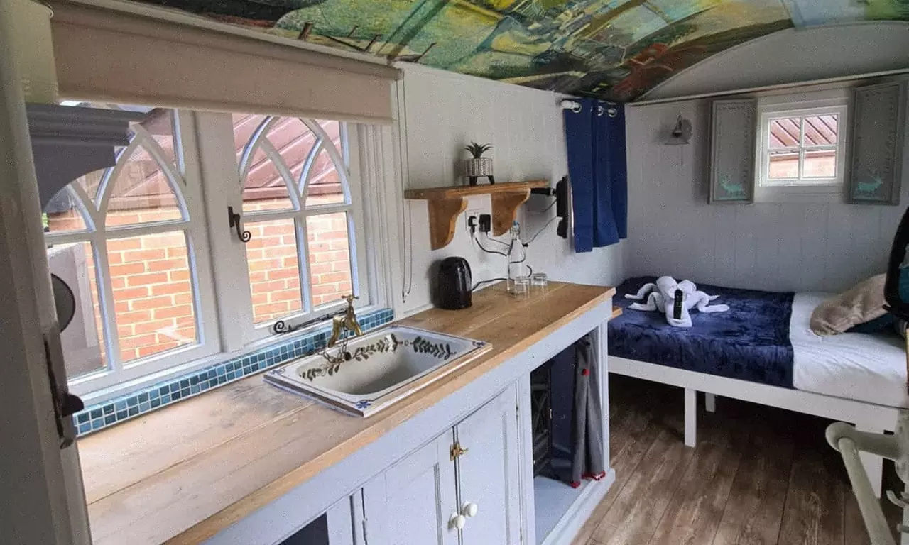 Wiltshire Shepherd Hut: 2 Nights with Late Checkout