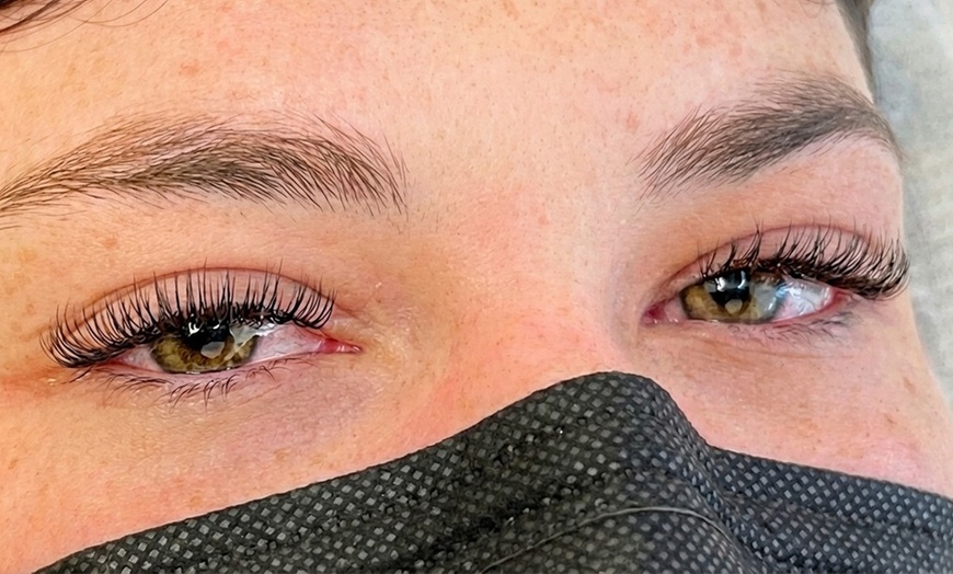 Image 3: Classic, Hybrid or Volume Full Set of Eyelash Extensions