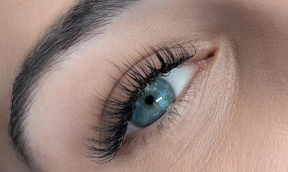 Lifting y tinte de pestañas o laminado de cejas con opción a depilación de cejas para 1 persona; ahorra al 47% - Primary Image