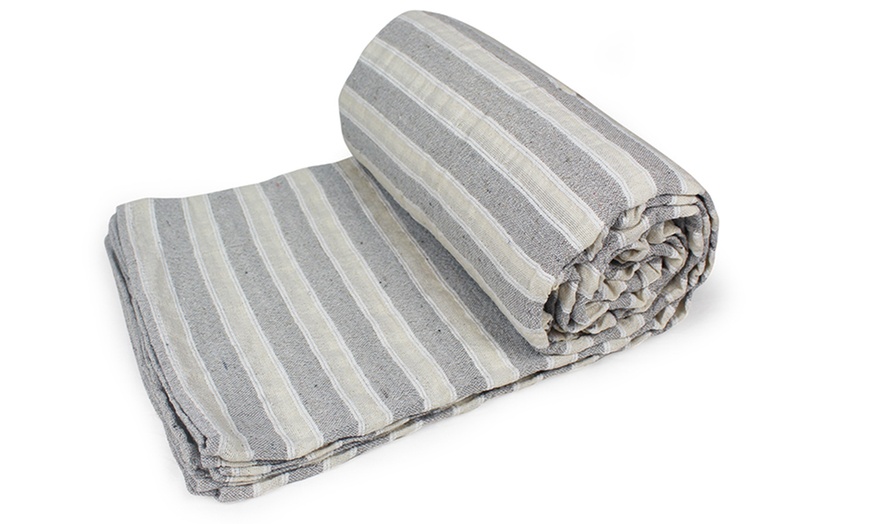 Image 9: Bankhoes en sprei van gerecycled katoen