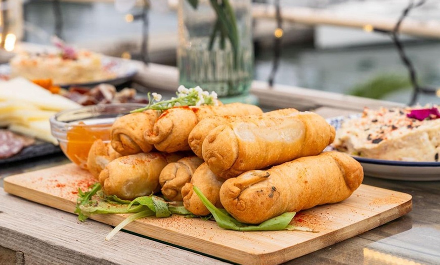 Image 8: Plan Beach frente al mar con tapas bebidas y postre