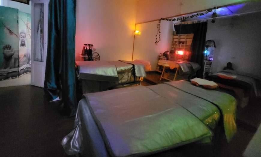 Image 2: Masaje de hasta 90 min. con opción a aparatología drenante y más 