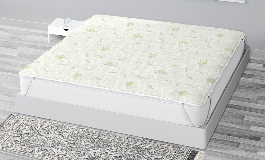 Image 1: Surmatelas avec traitement à l'Aloe Vera