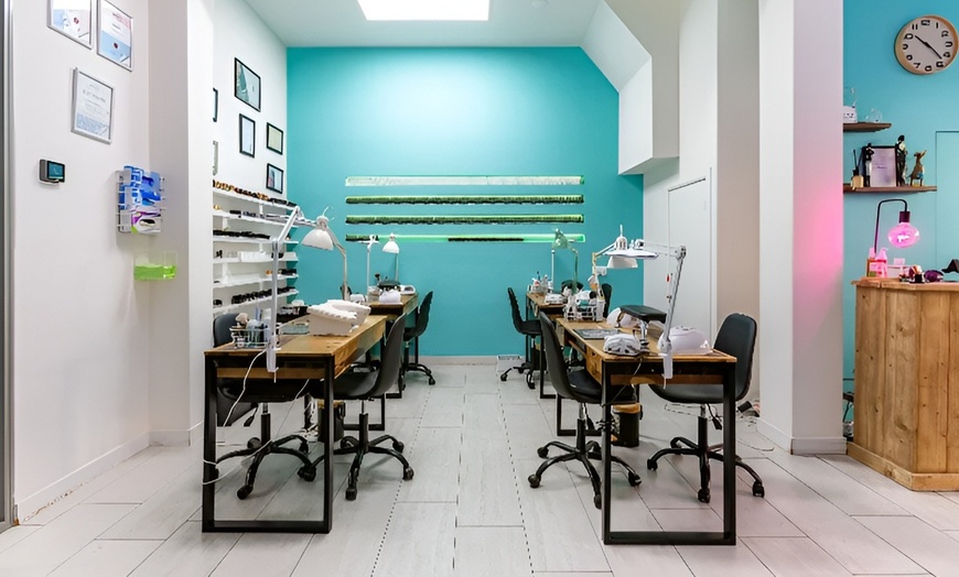 Image 9: Manicure of nagelbehandeling naar keuze