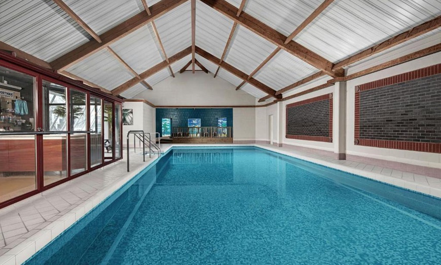 Image 3: Essex: 4* Stay for 2 or 4 with Breakfast and optional Zoo tickets 