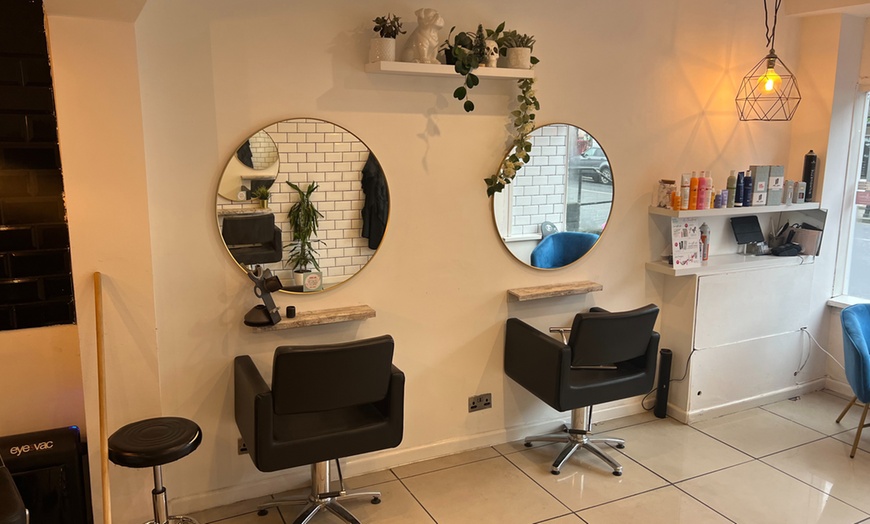 Image 6: Wash, Cut & Blowdry with Color or Highlights Options