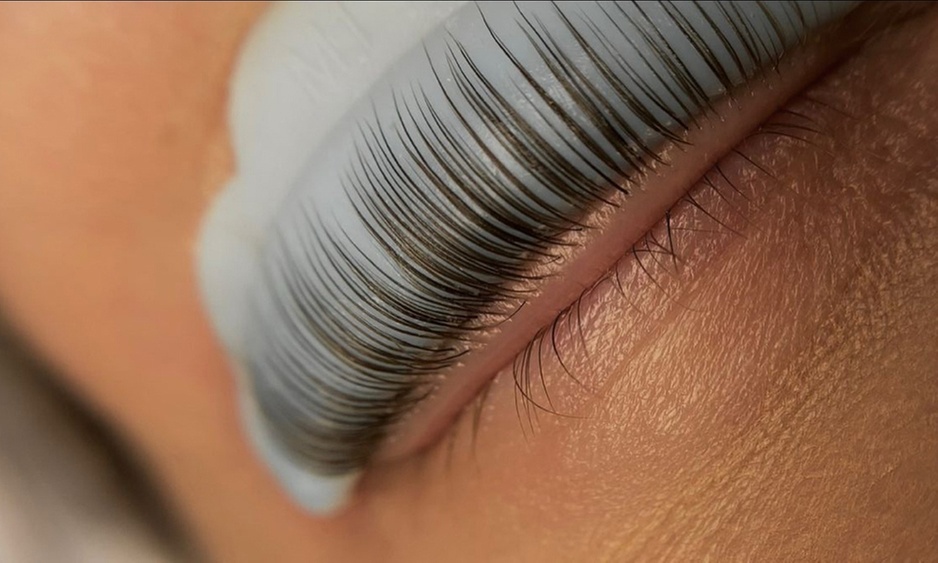  Achieve Stunning Eyes with One Lash Lift with Optional Tint  